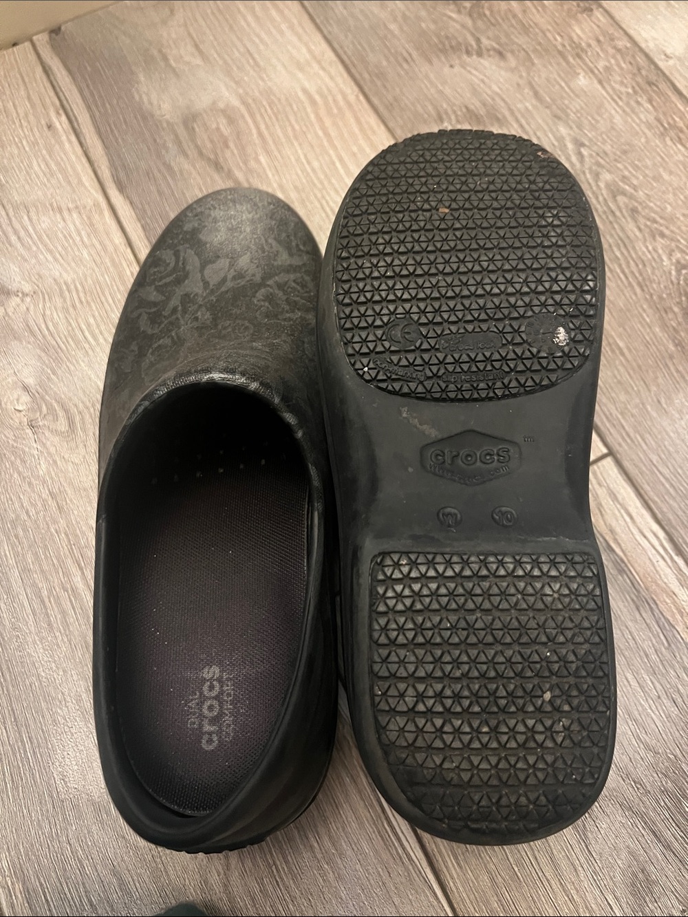 CROCS Black Floral-Patterned Slip-On Clogs - Picture 2 of 2